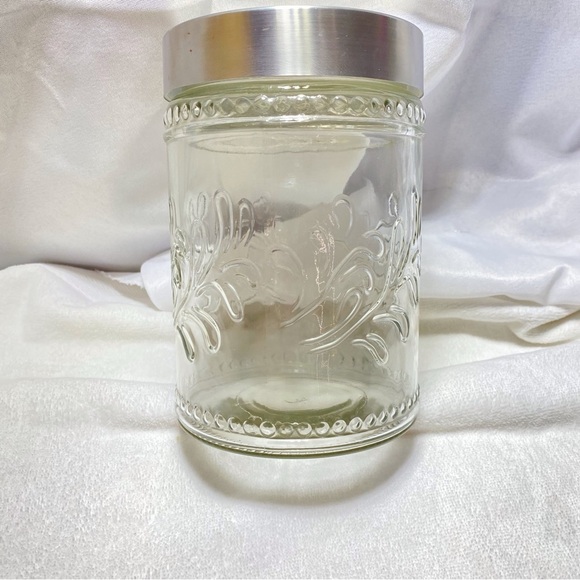 beautiful glass jay with really tight screw on lid - Picture 5 of 5